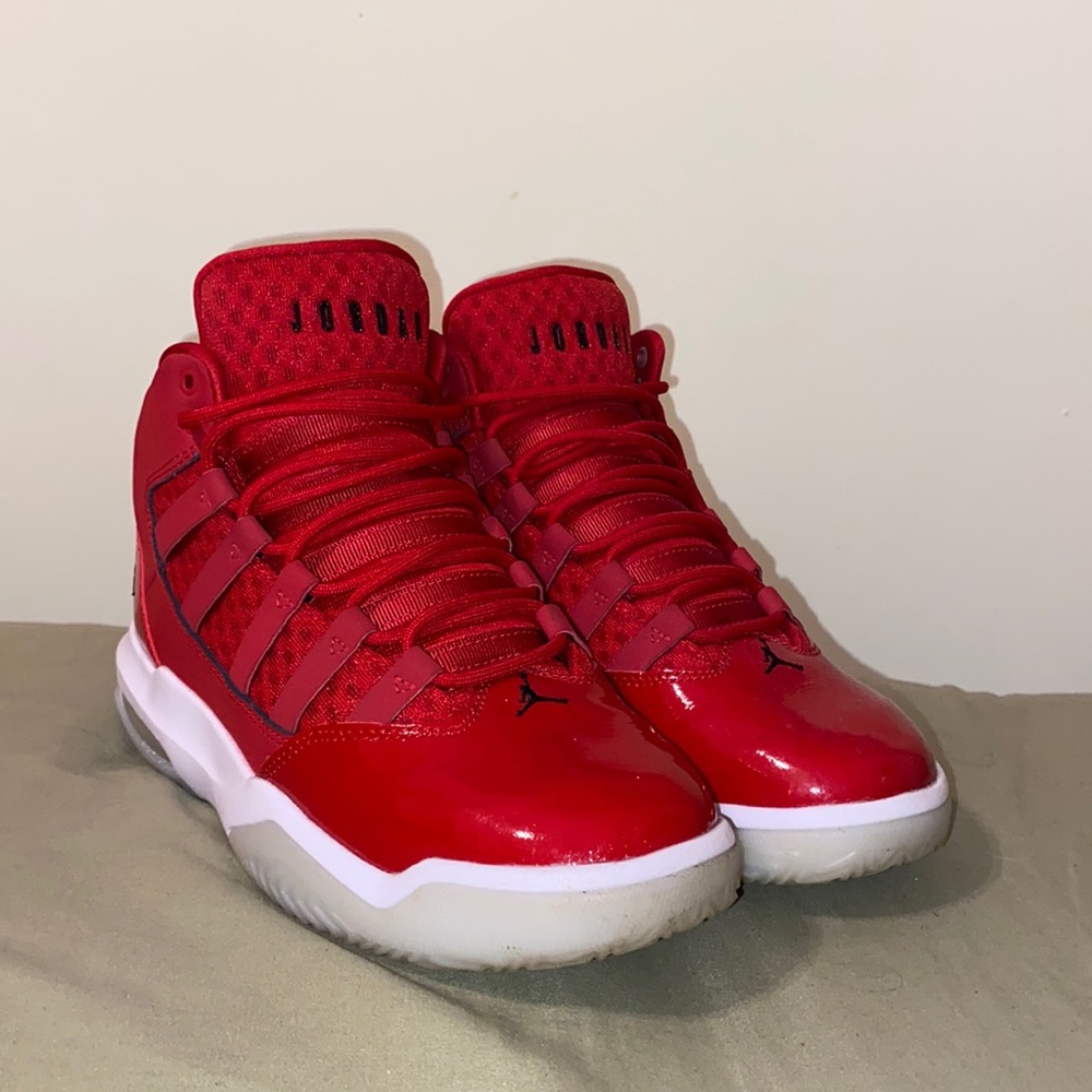 jordan max aura (GS) gym red/black-white-ice